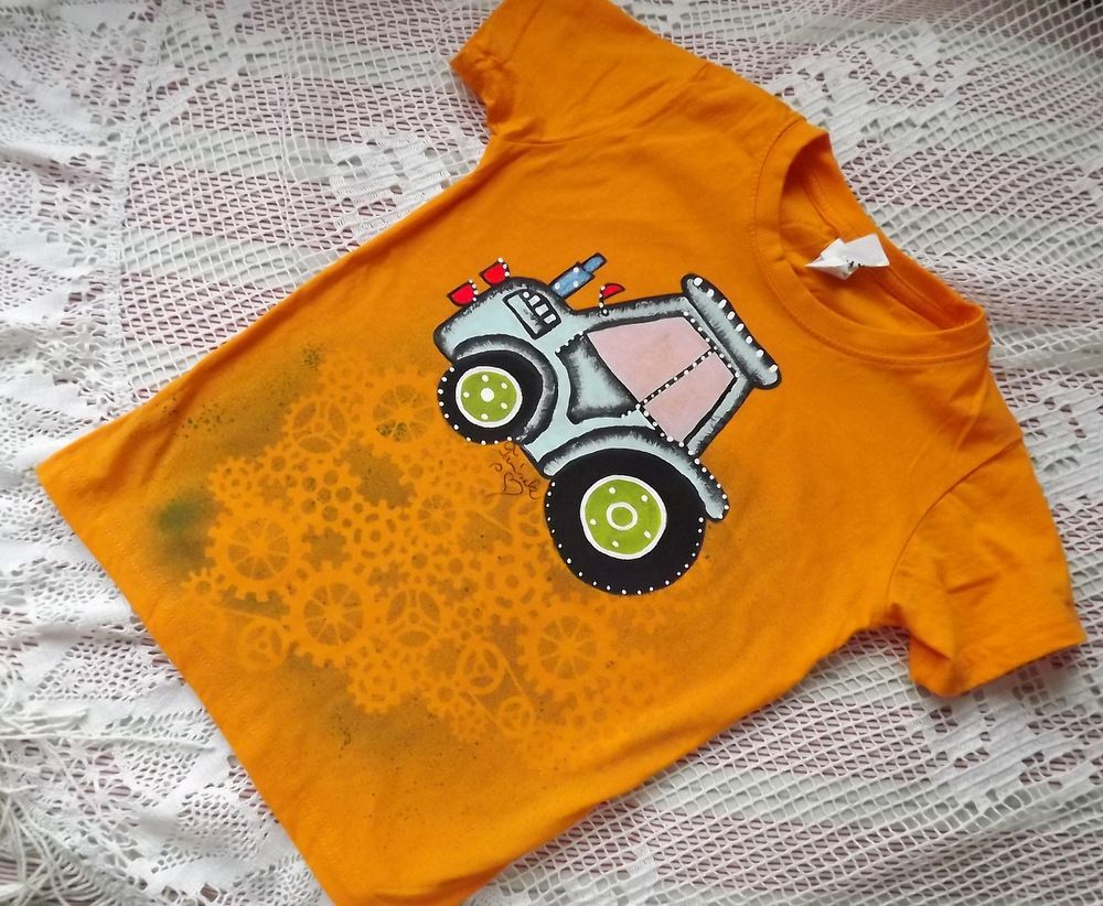 Modrý traktor na oranžovém tričku s krátkým rukávem. Ručně malované, velikost 122, 6-7 let